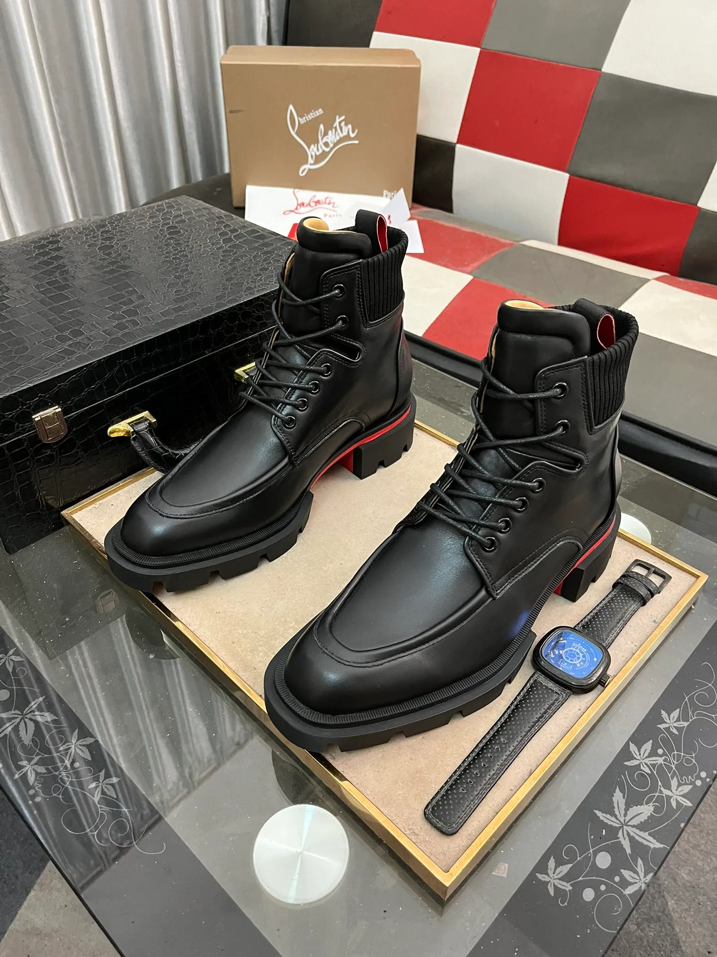Men's shoes 💰880⌚️⌚️CL New formal leather shoes Christia* Loubouti* Red-soled shoes GREGGO men's Oxford shoes Made of imported cowhide/glossy patent leather/stitched contrasting high silk suede. Three-section toe design. Iconic red outsole, the ultimate personalized shoe. Original color cowhide lining. Original Italian leather outsole; fine workmanship brings you a luxurious experience. With its neat silhouette and straightforwardness, GREGGO men's Oxford shoes are Oxford shoes born for city roaming. The elegant lines and classic silhouette exude eternal charm. The black patent leather material is exquisite and eye-catching, adding a sense of luxury to the overall look. The slender toe design is full of elegance, and matched with closed shoelaces of the same color, the sophistication is invisible. The slim sole design provides the shoes with a light foot feel, elegant steps, and a refined and elegant look. Shows outstanding texture.  Standard leather shoe size: 38-44